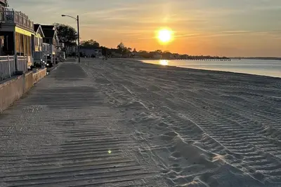 Image de One Block To Beach. Charming 3-bedroom house with WiFi and Ac. Ocean Gate Nj