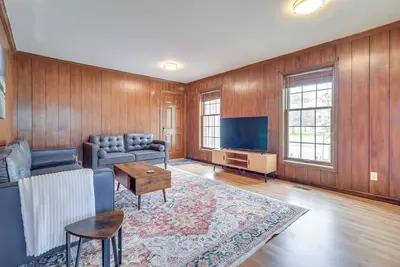 Image de 7 Mi to Downtown Toledo: Cozy Apartment