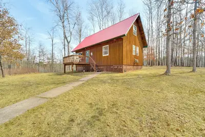 Image de 1 Mi to South Twin Lake: Cabin w/ Deck in Trego!