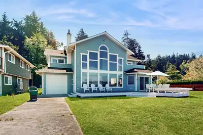Image de Charming waterfront home in Greenbank with direct beach access