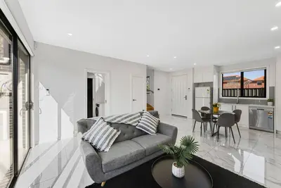 Image de Contemporary 3-Bedroom Townhouse with Outdoor Area