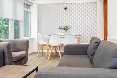 Image de 5 bedroom Modern Home in Guilford - Sleeps 9