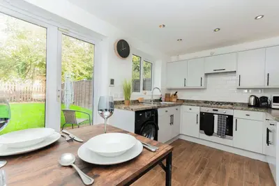 Image de Modern and Bright 3 Bed Swindon Home with Parking
