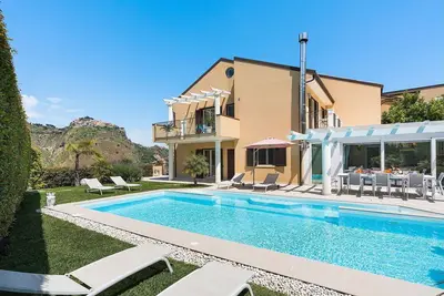 Image de Villa à Taormina avec 4 chambres à coucher, 8 couchages