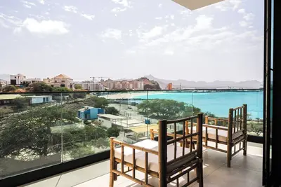 Image de Luxurious three-room apartment fully equipped with sea and beach view.
