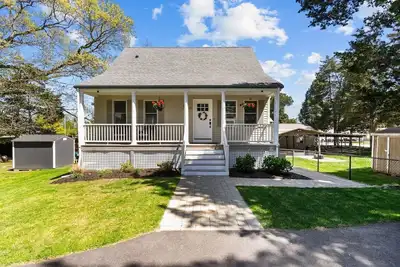 Image de Spacious 4 Bed & 3 Full Bath Home in Bristol, Ri - 300ft from the water