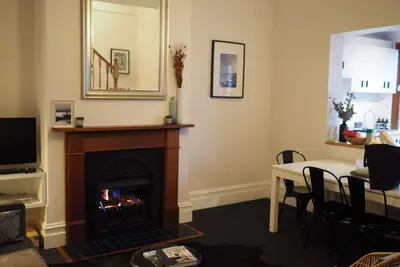 Image de Quiet Oasis in Darlinghurst - 2 bed 2 bath character flat on quiet leafy street