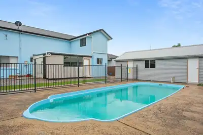 Image de Coastal Blue is a large 5 bedroom holiday home on the Nsw South Coast located in Windang.