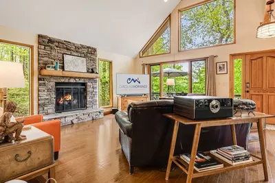 Image de Stylish A-Frame⛰️ Fire Pit + Pet-Friendly & Biltmore Pass | 20min to Avl