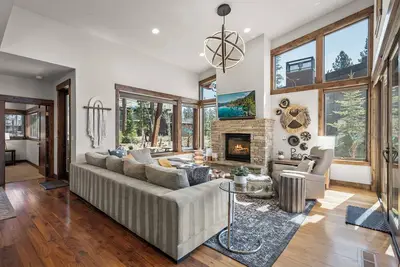 Image de Pet-Friendly Luxury Cabin | Office, King Suite, Near Golf Course, Trail & Town