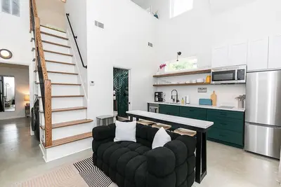 Image de East Atlanta Tiny Retreat • Loft + Backyard Vibes   •Featured on This Old House•