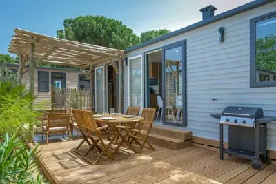 Image de ZEcamping 4* animé 1km plage piscine chauffée locatif Tv Lv Bbq 31m2