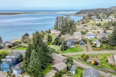 Image de Ocean and Bay View, Two Living Spaces, Hot Tub, Ping-Pong, Dog Ok!