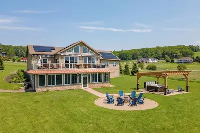 Image de Stylish Lake Stay w/ Golf, Hot Tub & Fire Pit