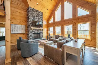 Image de Spacious Lodge w/ Hot Tub, Fire Pit & Games