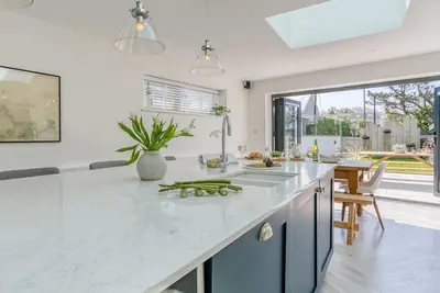 Image de One Beach Road - sleeps 10 guests in 5 bedrooms