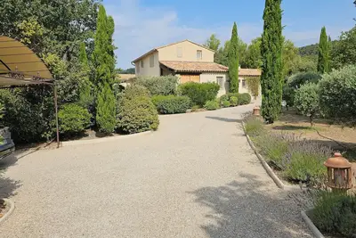 Image de Écrin de verdure et de charme au cœur du Luberon, près de Cucuron, vaste piscine