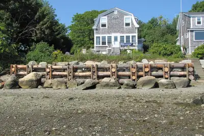 Image de Dreamlea is an oceanfront 3-bedroom house in Belfast, Maine