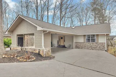 Image de SoLuna Cottage- Private Stay in Lakeside Community