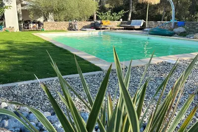 Image de Maison familiale  avec grande piscine et jardin – Calme garanti