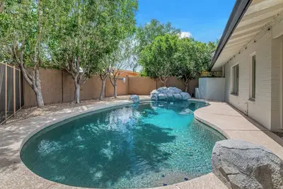 Image de Family friendly oasis 4 bedrm 2 bathrm 4 beds