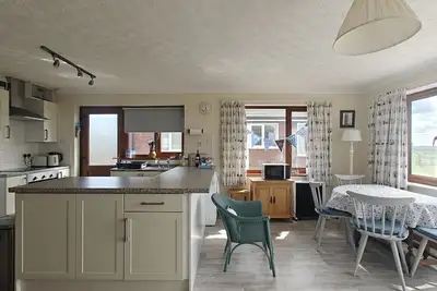 Image de Breezy Bungalow - Deux Chambres Maison, Couchages 4