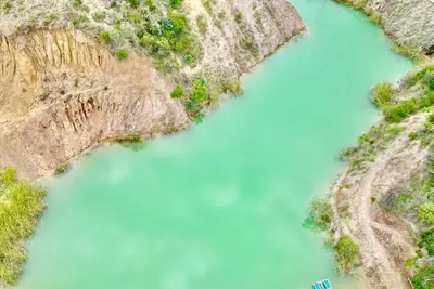 Image de Xie-Beautiful country cottage with private lake!