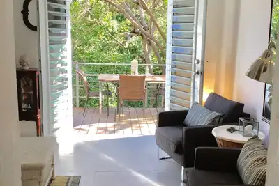 Image de 2 Bedroom 1 1/2 Bath Charming In Town Apartment with Great Jungle View Deck!