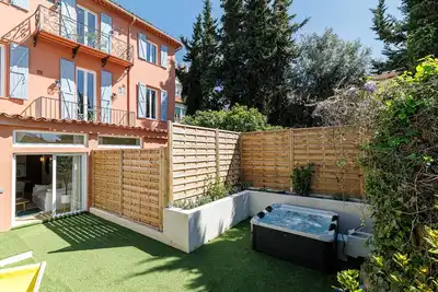 Image de Appartement rénové, climatisé avec jardin, jacuzzi et hammam privatif