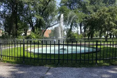 Image de 4, 5 tout inclus, au côté d’un parc, fleuve et bus!