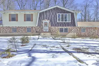 Image de Huge Poconos House Bar Game Room with Hot Tub Sauna