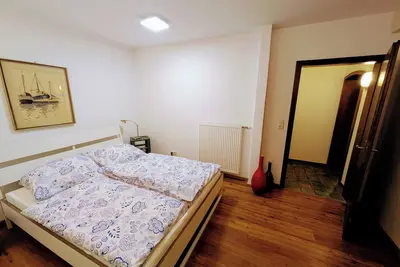 Image de Spacious apartment with direct garden access, close to nature.