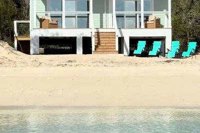 Image de Brand new lovely beachfront 2-bedroom house with WiFi, Ac in Governor's Harbour