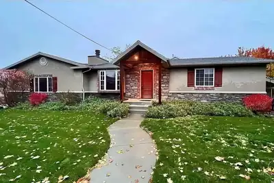 Image de Charming Mountain Retreat with Enclosed Backyard and Artistic Flair