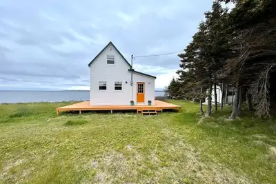 Image de Take it easy at this tranquil getaway, only steps from the beach!