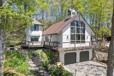 Image de Unique and secluded A frame home on 31 acres with hot tub.