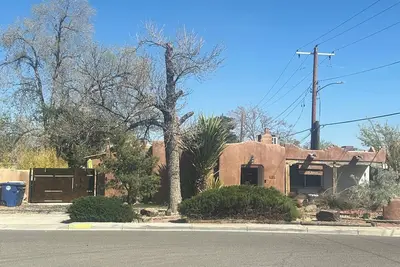 Image de Private and secure casita with off street parking. Ideally located!