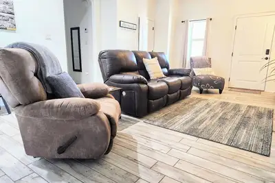 Image de New 4-bedroom home, Peaceful nieghborhood, pets ok! Ac, near store and freeway.