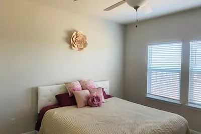 Image de Private King Master Suite for Rent near I-35 in Kyle