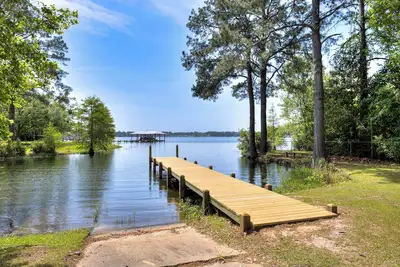 Image de Lakefront 3-bedroom home with private dock and ramp on Lake Marion, Manning, Sc