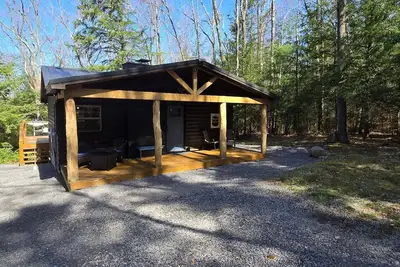 Image de Recreational Therapy - Cozy 2br Log Cabin w/ Hot Tub & Fireplace