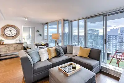 Image de Stylish 2br Retreat | Stunning False Creek Views | Free Parking | Pool & Gym