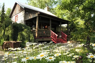 Image de Ma & Pa's \"Wild at Heart\" Cabin Outdoor Bath Trail Firepit Parks & Wineries