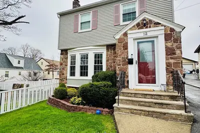 Image de 2-bedroom basement apartment in welcoming Belleville with WiFi, Ac