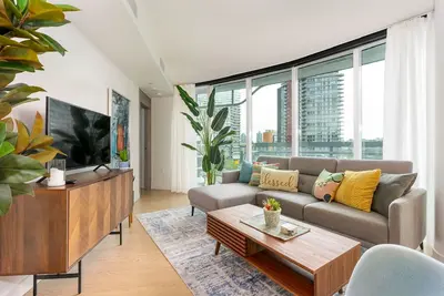 Image de Modern 2br Yaletown Condo | Pool, Hot Tub & Ev Parking | Stylish & Central