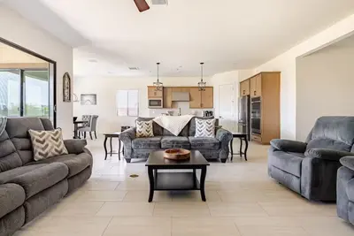 Image de New 5br with Chef’s Kitchen + Game Space Near State Farm Stadium