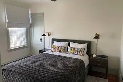 Image de Charming 2 bedroom apartment w/ off-street parking