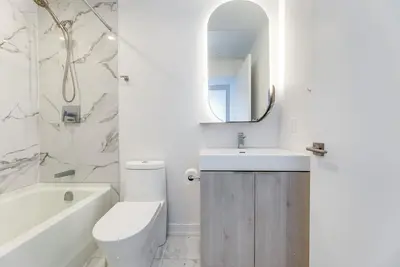 Image de 3 minutes walk to subway Finch, 17ft high ceiling with private back yard, condo