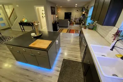 Image de In the Trees - Brand new home - Hendrick's park and U of O.