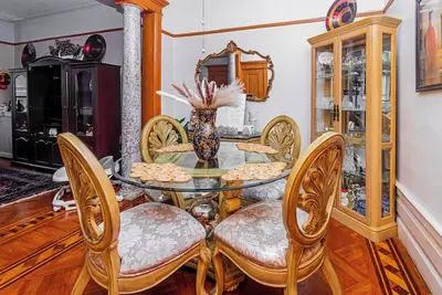 Image de Charming 2-bedroom Brownstone with Bar and Balcony in enchanting Brooklyn